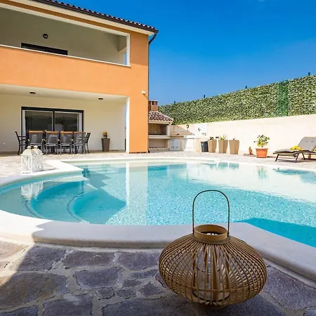 Nur Amela Villa Pula