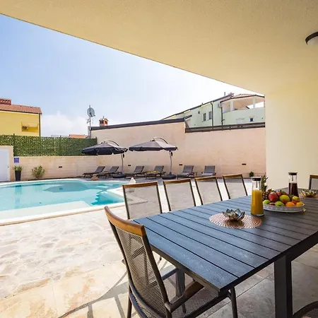 Nur Amela Villa Pula