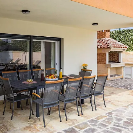 Nur Amela Villa Pula