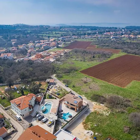 Nur Amela Villa Pula