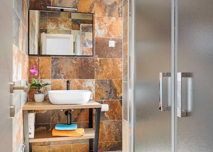 Nur Amela Πούλα