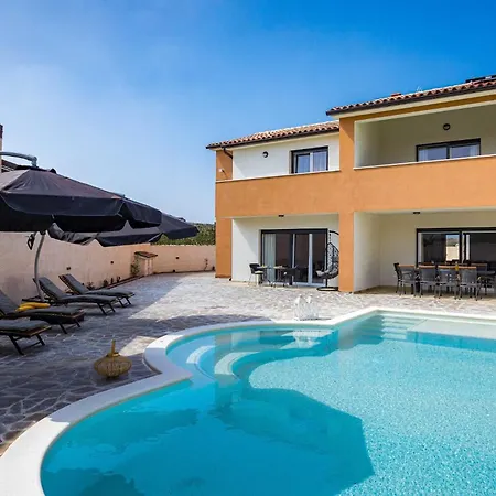 Nur Amela Villa Póla