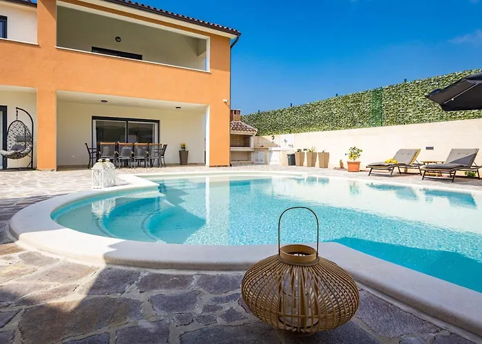 Nur Amela Villa Póla