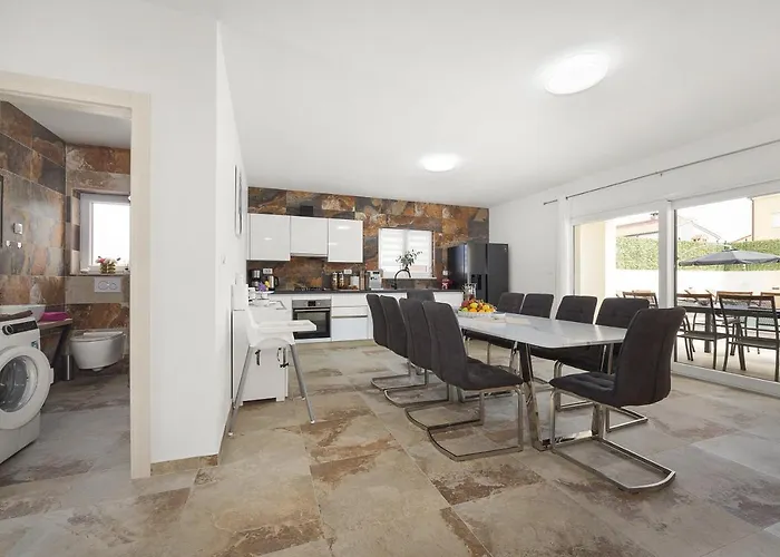 Villa Nur Amela *