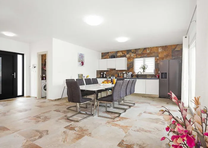 Nur Amela Villa Póla