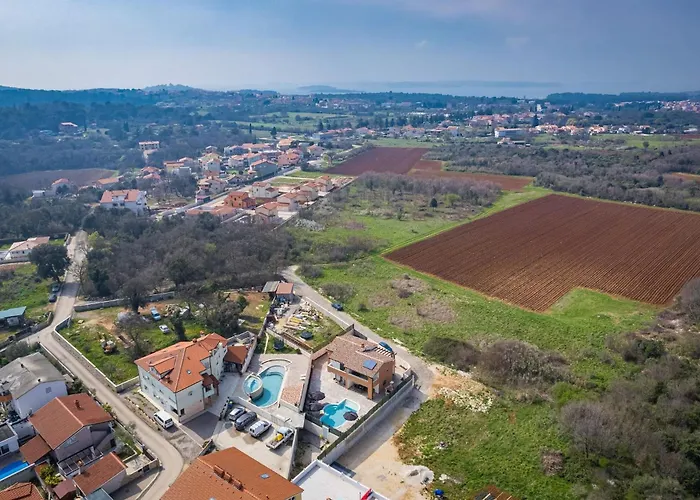 Nur Amela Villa Póla