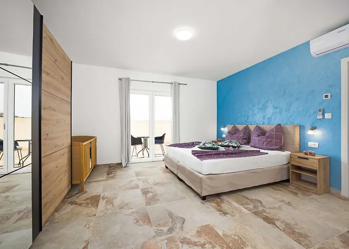 Nur Amela * Пула