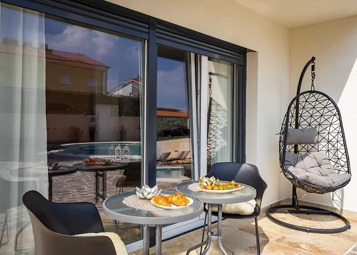 Nur Amela * Пула